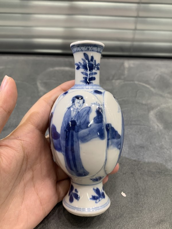 清康熙青花四美图瓜棱小瓶 - 图2