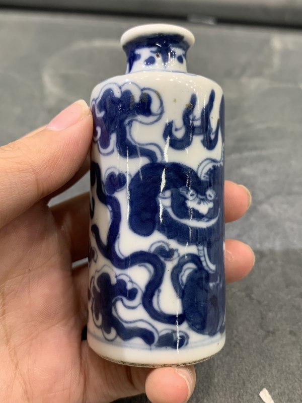 清乾隆青花狮子滚绣球纹鼻烟壶 - 图4