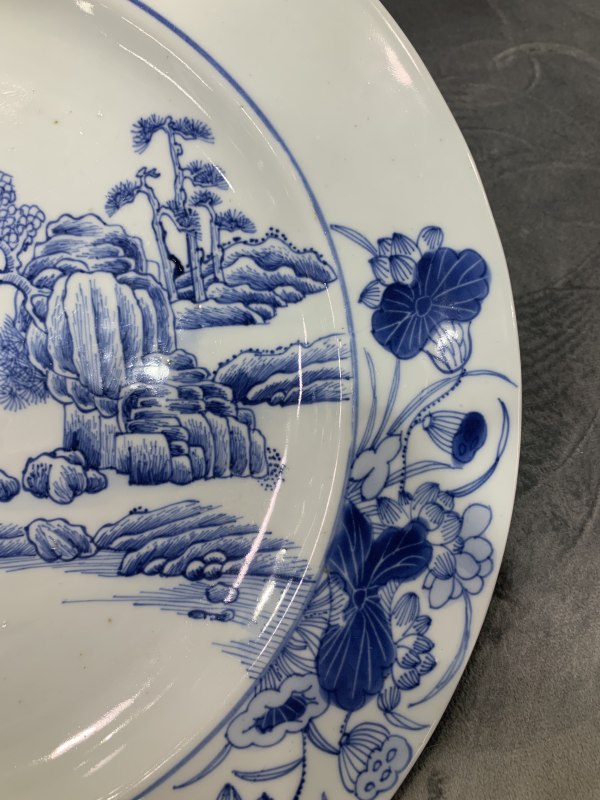 清雍正青花荷莲纹开光山水泛舟纹折沿大盘 - 图5