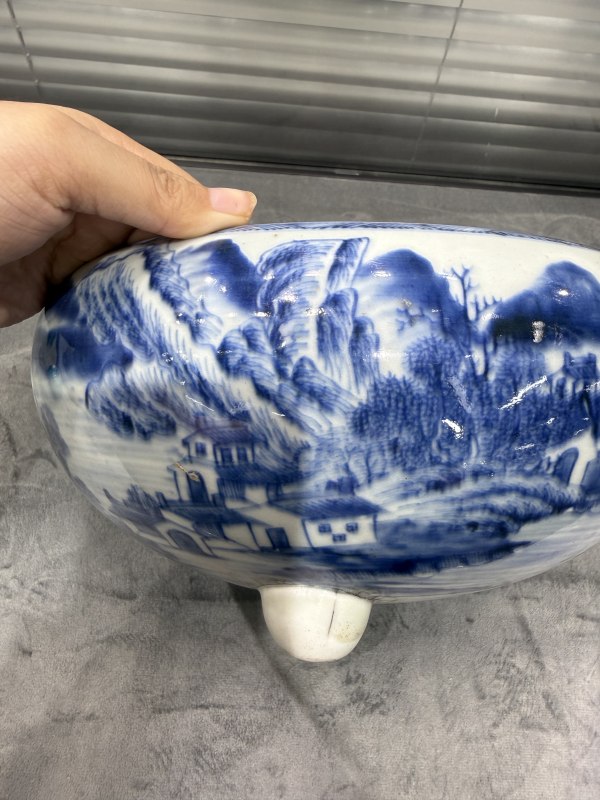 清雍正青花山水楼阁纹三足炉 - 图2