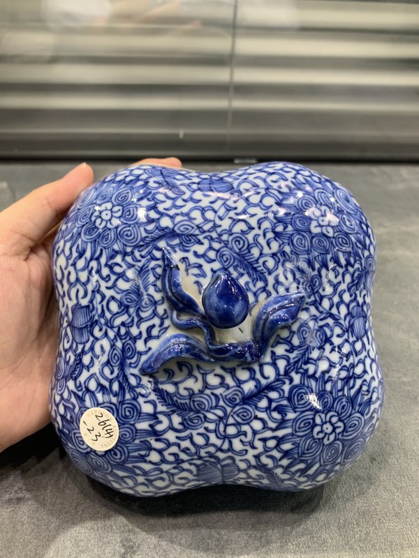 清嘉庆青花淡描缠枝花卉纹福寿纹桃型钮盖盒 - 图2