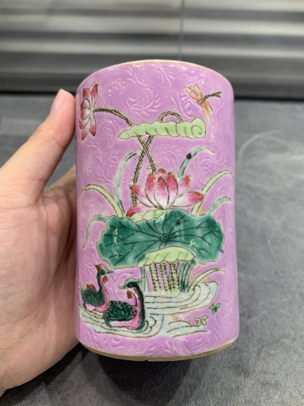 清晚期粉彩胭脂紫地轧道荷塘鸳鸯图小笔筒 - 图2