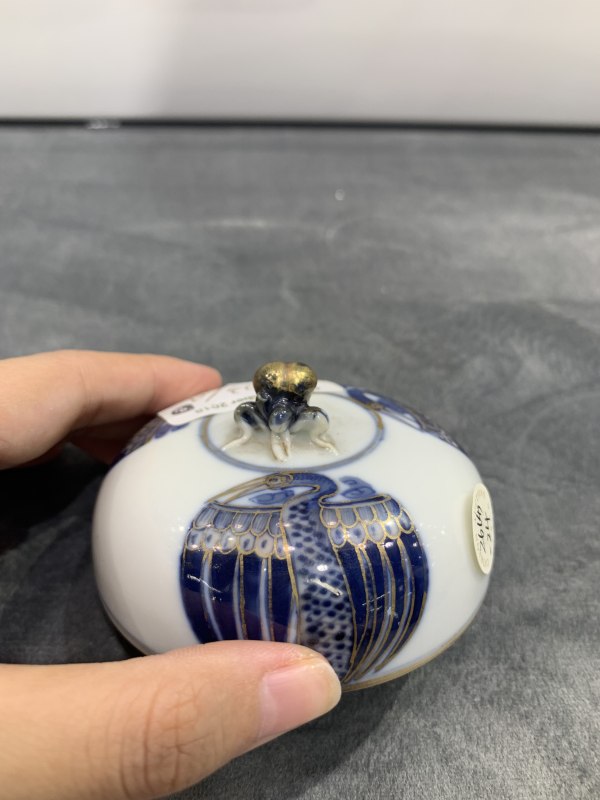清晚期青花描金团鹤纹寿桃形钮盖盒 - 图9