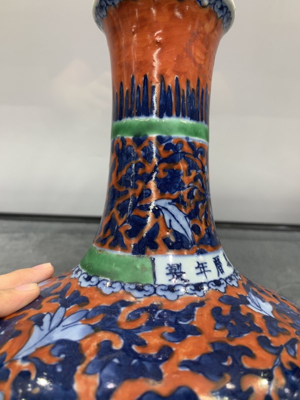 清中期矾红地青花穿花龙纹弦纹赏瓶 - 图12