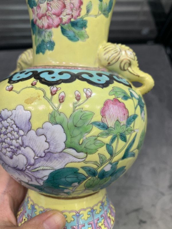 清光绪黄地粉彩花鸟纹象耳尊 - 图11