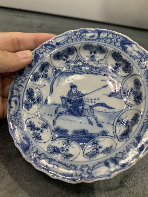 清康熙青花木兰秋狝纹花口小盘 - 图3