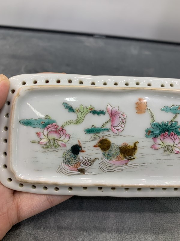 清晚期粉彩荷塘鸳鸯图瓷枕 - 图4