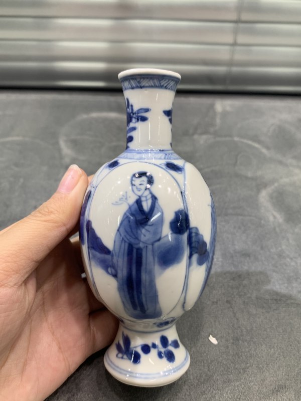 清康熙青花四美图瓜棱小瓶 - 图3