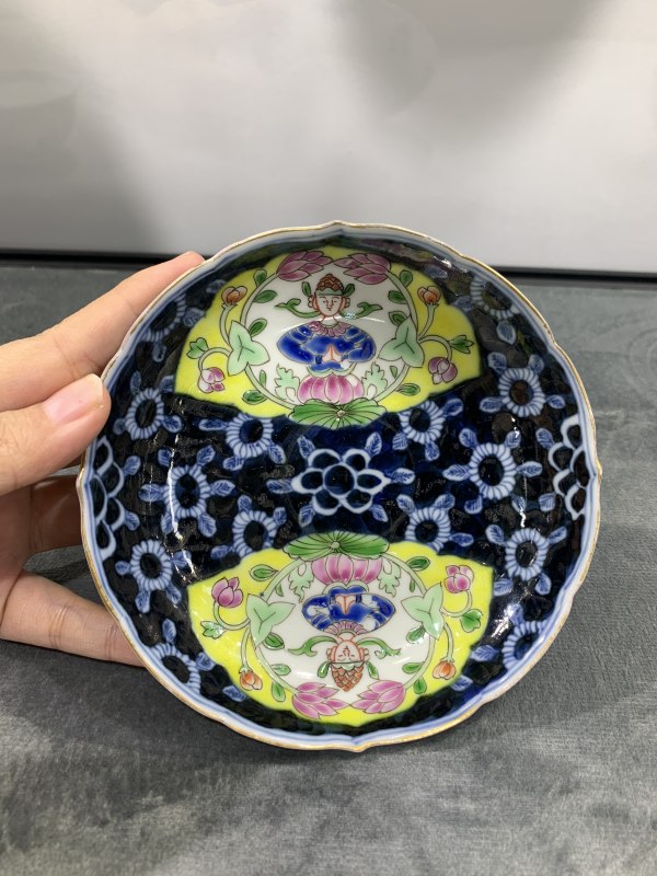 清乾隆青花留白开光粉彩莲花观音纹杯碟一套 - 图9