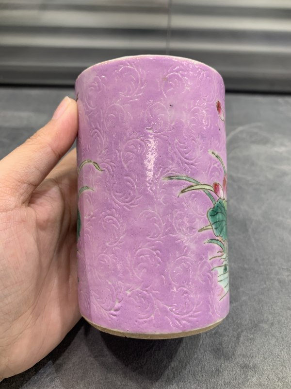 清晚期粉彩胭脂紫地轧道荷塘鸳鸯图小笔筒 - 图3