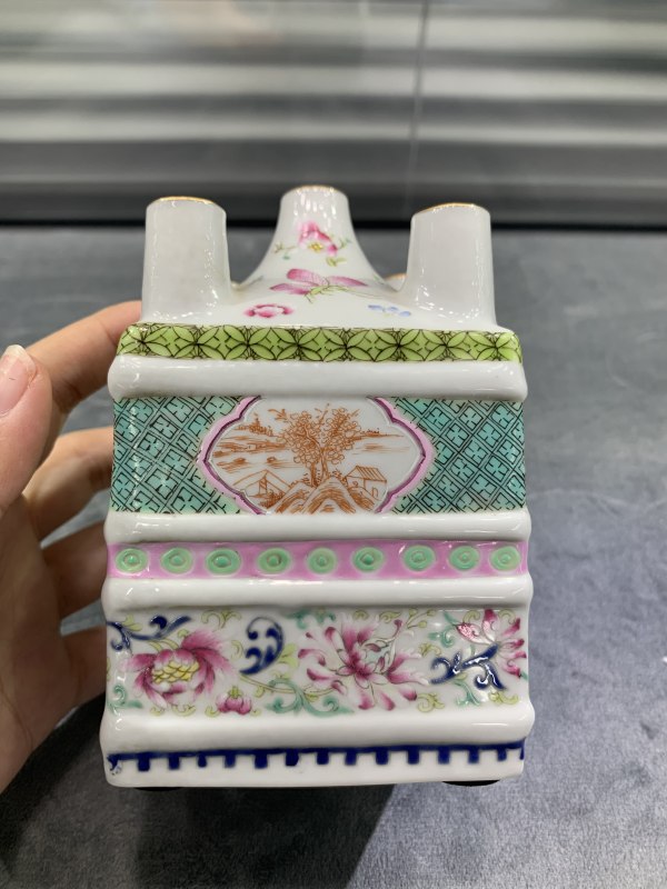 清晚期粉彩开光山水纹五孔花插 - 图4