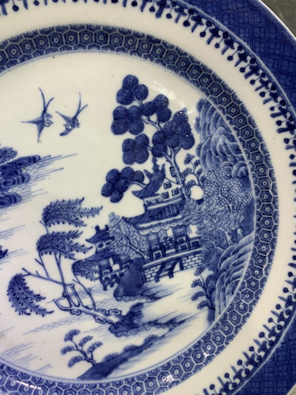 清乾隆青花山水楼阁纹折沿盘 - 图3