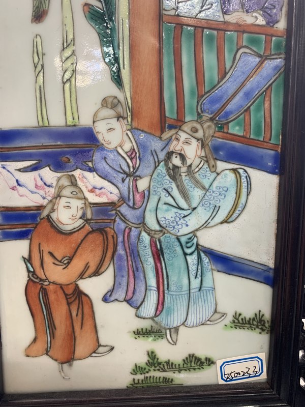 清道光粉彩百官朝贺图诗文插屏（带木框、木座） - 图5