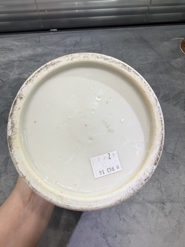 清晚期广彩合家欢大笔筒 - 图8