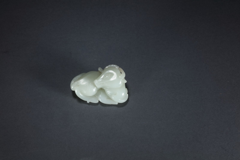 清 白玉留皮雕卧鹿 - 图6