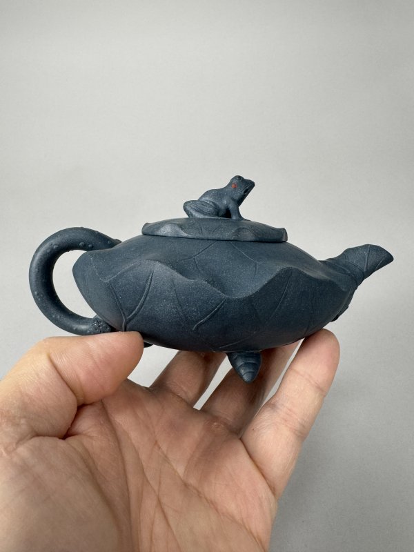 蒋蓉绿泥荷叶青蛙壶  - 图5