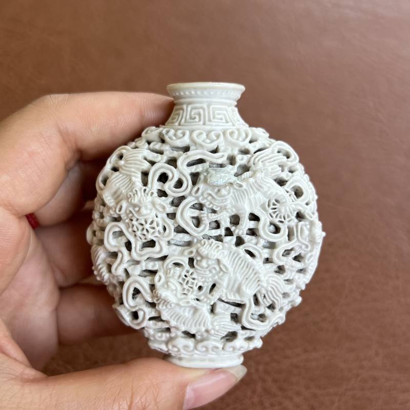 清嘉庆 白釉雕九狮纹鼻烟壶 - 图6