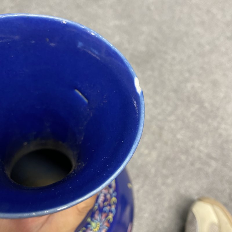 清光绪 蓝地粉彩洞石花卉纹赏瓶 - 图18