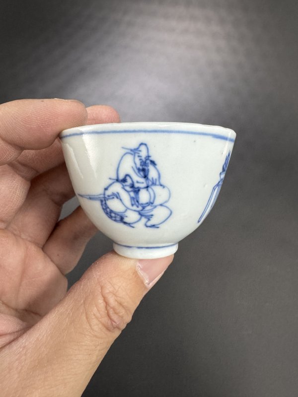 清早期 青花人物图杯 - 图4