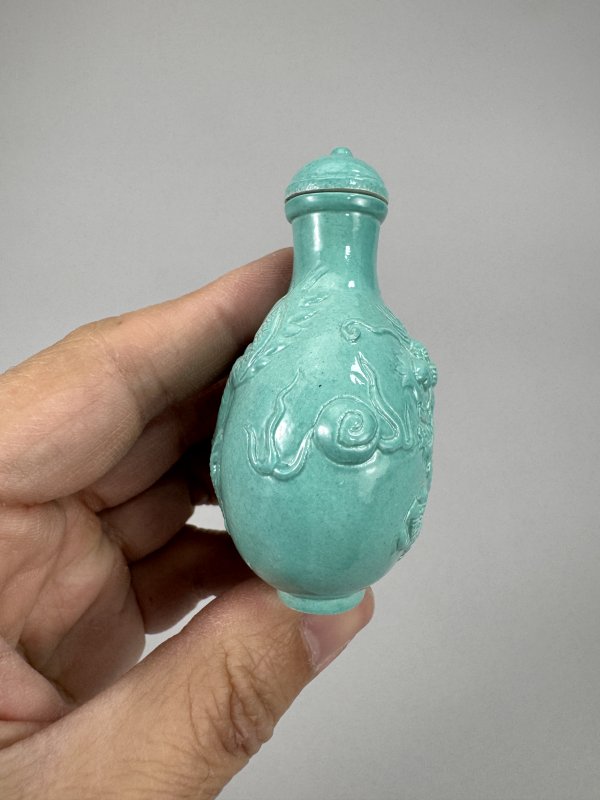 清 白泥胎松石绿釉浮雕赶珠龙纹鼻烟壶 - 图4