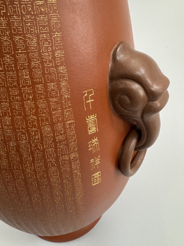 现代 谭泉海制并刻描金“千寿瑞祥”图双活环凤耳尊 - 图4