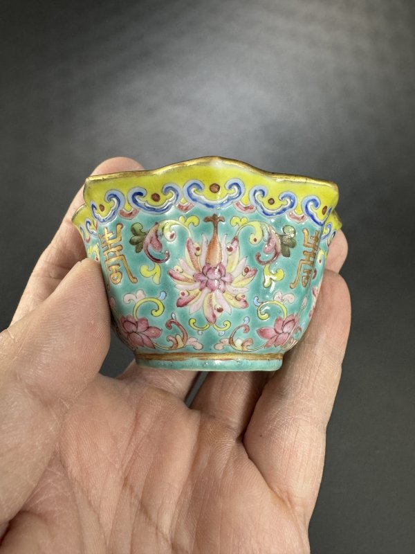 清同治 浅绿釉粉彩缠枝花卉寿字纹菱口杯 - 图5