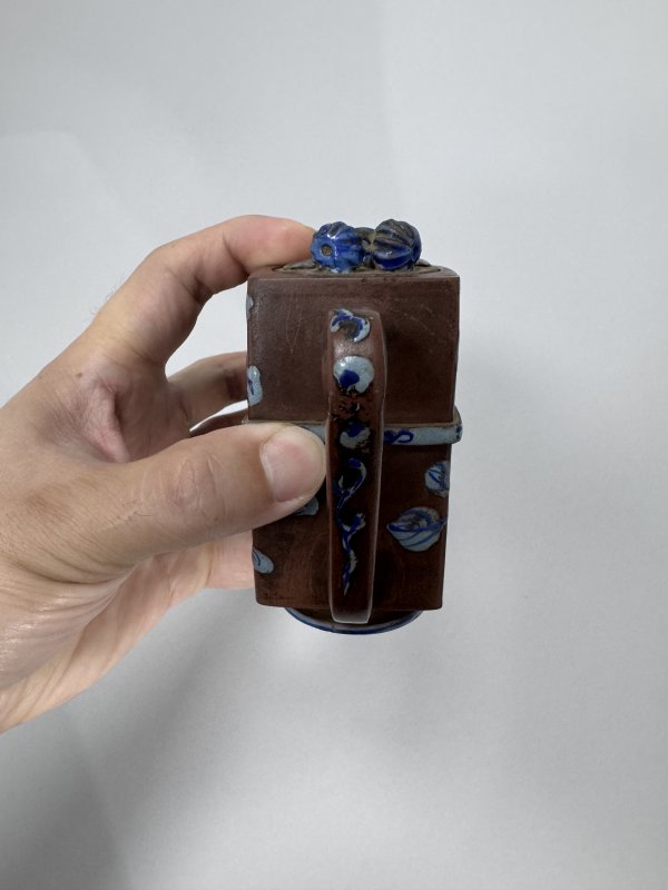清早期-中期 德化窑白釉刻骏马图八方杯、紫泥加蓝彩癞瓜花卉纹书卷式双联壶一组 - 图11