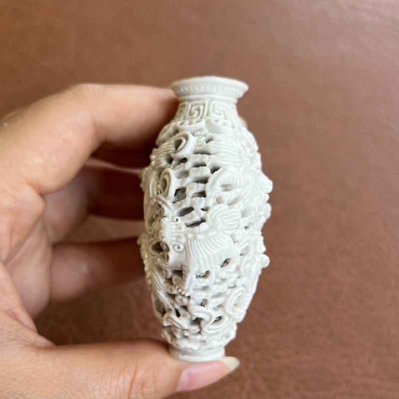 清嘉庆 白釉雕九狮纹鼻烟壶 - 图7