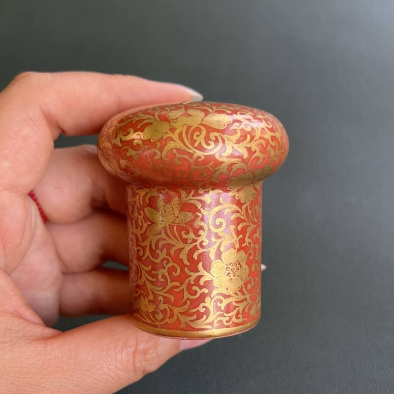 清 珊瑚红地描金缠枝花卉纹轴头一对 - 图3