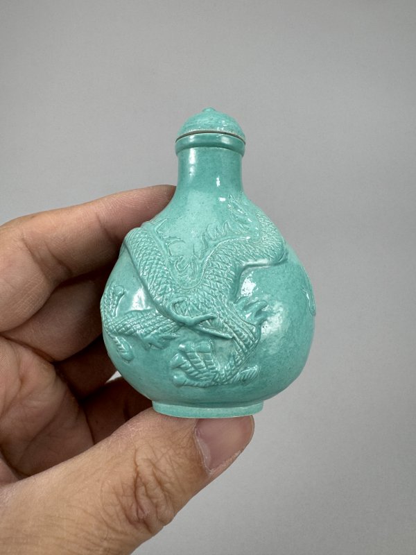 清 白泥胎松石绿釉浮雕赶珠龙纹鼻烟壶 - 图5