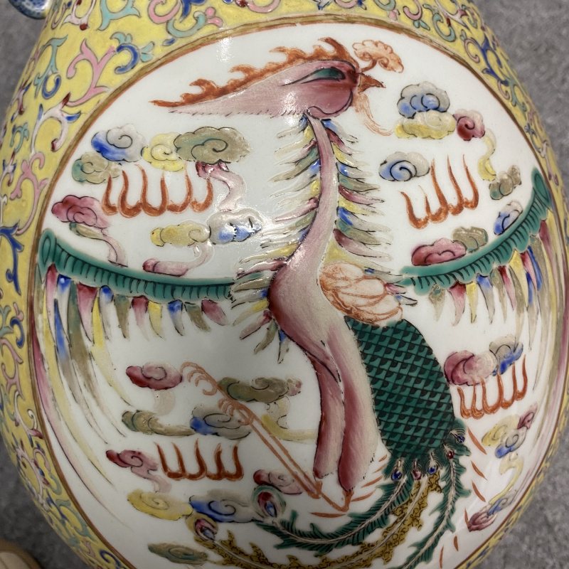 清晚期 黄地粉彩开窗龙凤纹瓶 - 图16