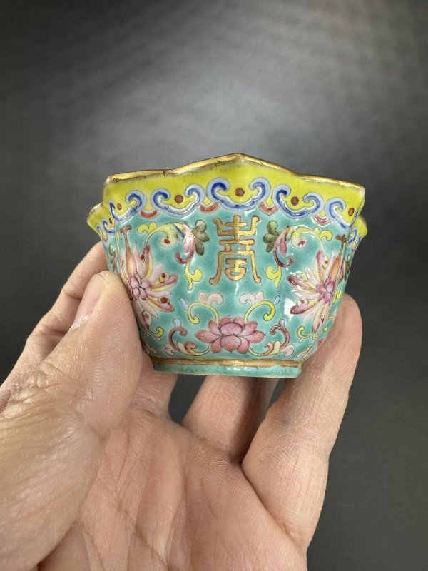 清同治 浅绿釉粉彩缠枝花卉寿字纹菱口杯 - 图6