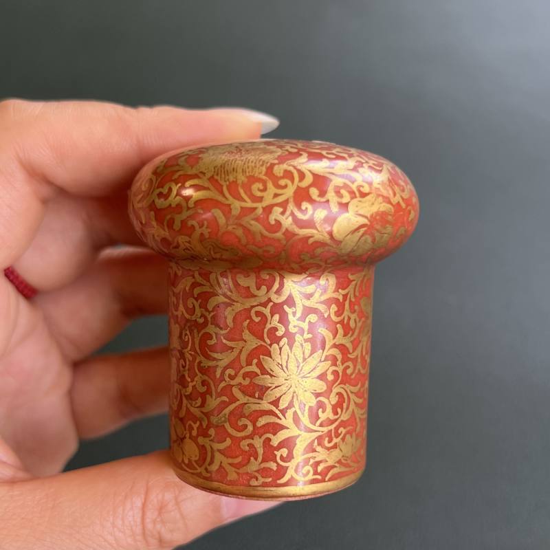 清 珊瑚红地描金缠枝花卉纹轴头一对 - 图4