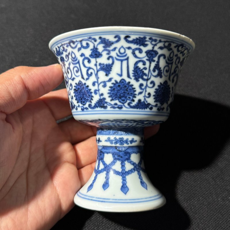 清乾隆 青花莲托梵文高足杯 - 图2