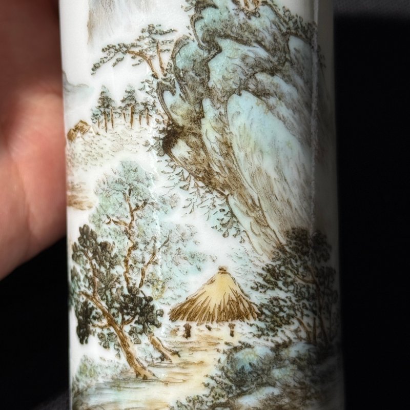 民国 浅绛彩伯文绘奇峰积翠图笔筒 - 图7