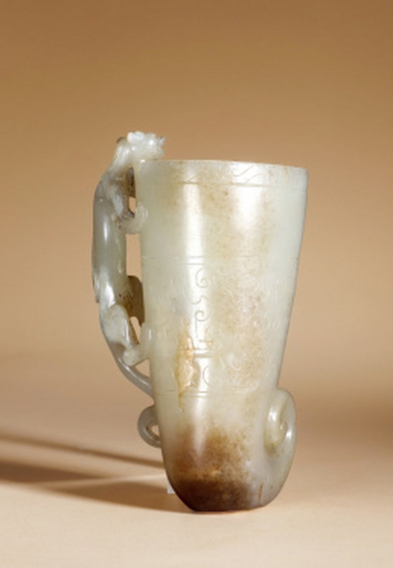 明 玉雕盘螭仿古角杯