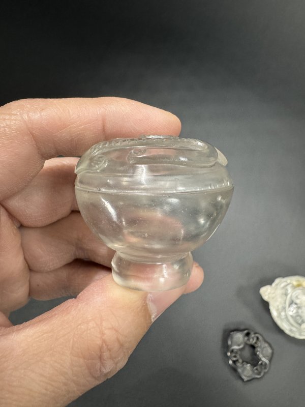 清中期 水晶雕螭龙纹炉、瓶、盒一套 - 图4