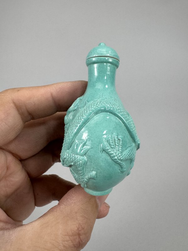 清 白泥胎松石绿釉浮雕赶珠龙纹鼻烟壶 - 图6