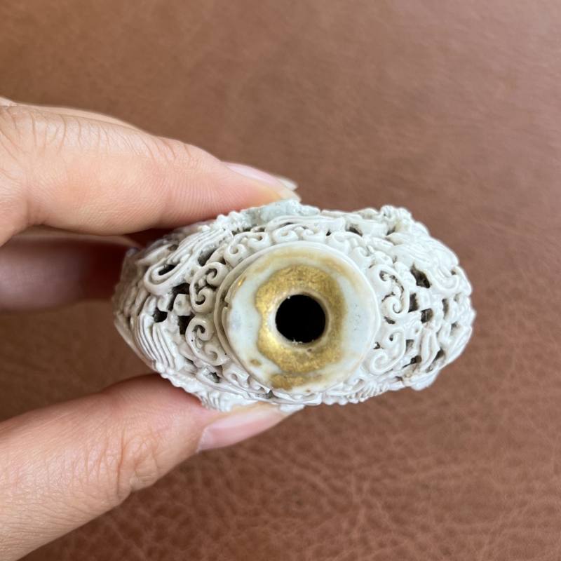 清嘉庆 白釉雕九狮纹鼻烟壶 - 图9