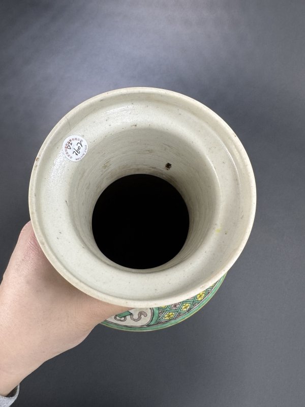 清晚期 黄地素三彩锦鸡牡丹图棒槌瓶 - 图8