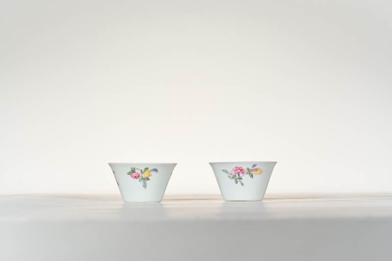 清雍正 粉彩折枝花卉纹杯（一对） - 图2