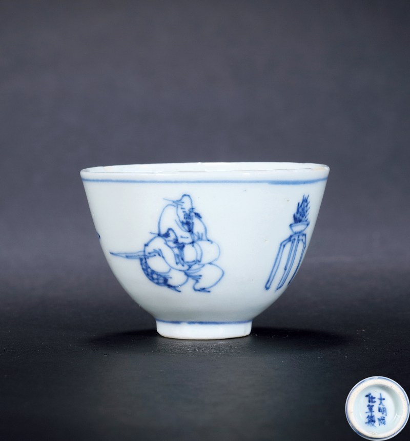 清早期 青花人物图杯 - 图2