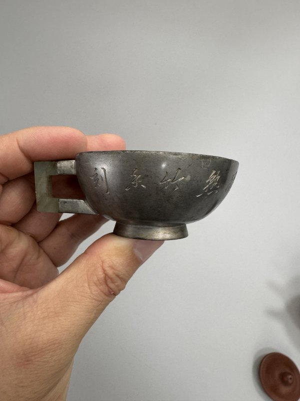 清 紫泥壶、竹香刻诗文锡制桃杯一组 - 图6