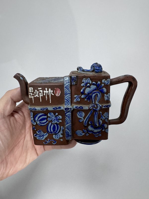 清早期-中期 德化窑白釉刻骏马图八方杯、紫泥加蓝彩癞瓜花卉纹书卷式双联壶一组 - 图8