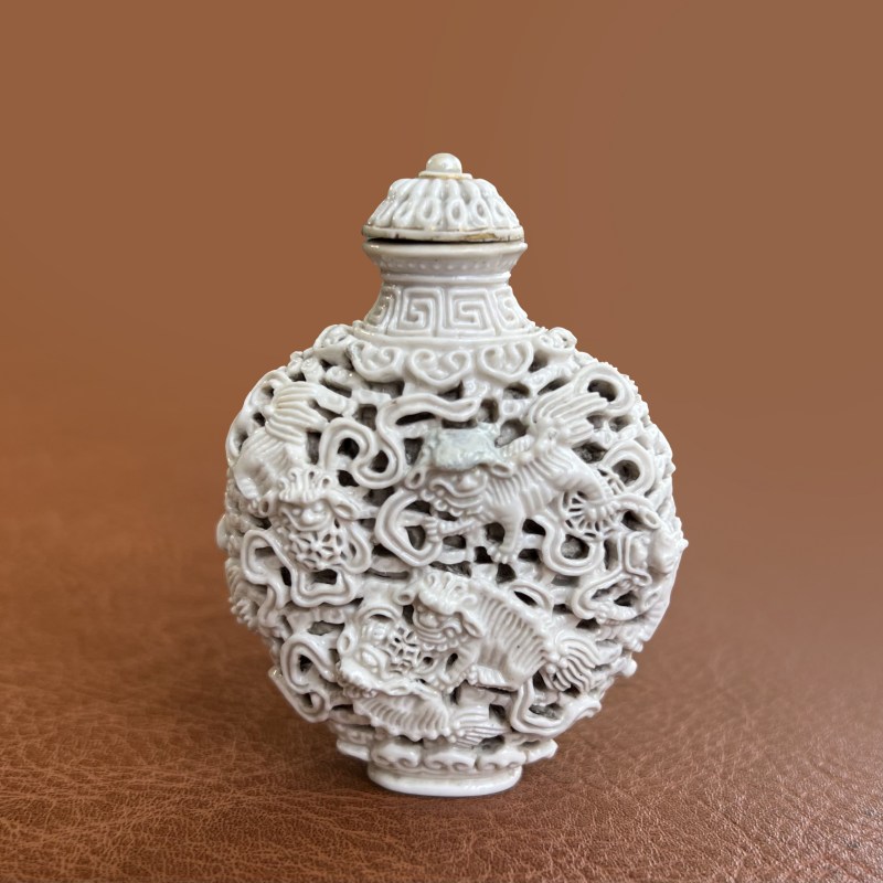 清嘉庆 白釉雕九狮纹鼻烟壶 - 图3