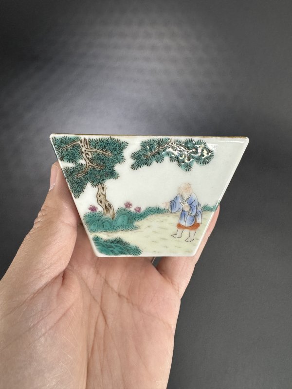 清乾隆 粉彩通景人物图方斗杯 - 图6