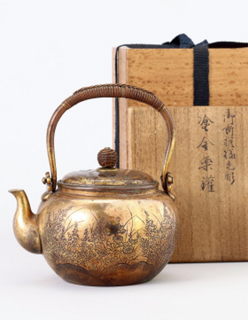 19世纪日本 铜鎏金刻花蝶纹提梁壶
