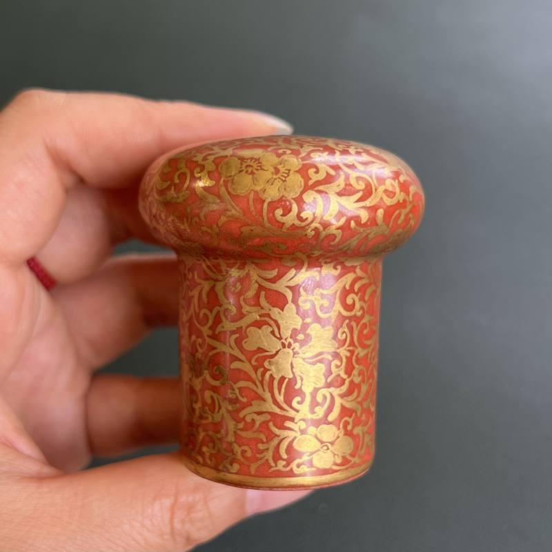 清 珊瑚红地描金缠枝花卉纹轴头一对 - 图5