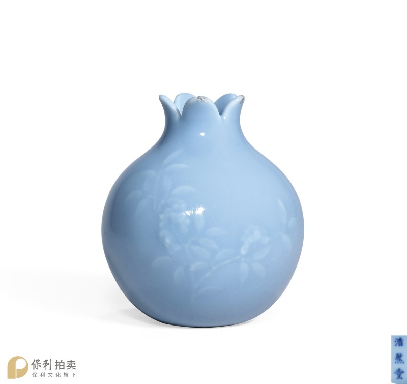 清道光 天蓝釉模印折枝花卉小石榴尊 - 图2