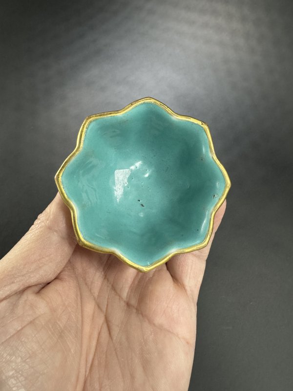 清同治 浅绿釉粉彩缠枝花卉寿字纹菱口杯 - 图7